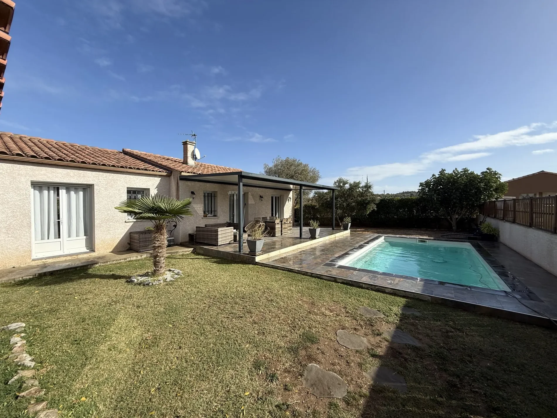 Exterior photo 2