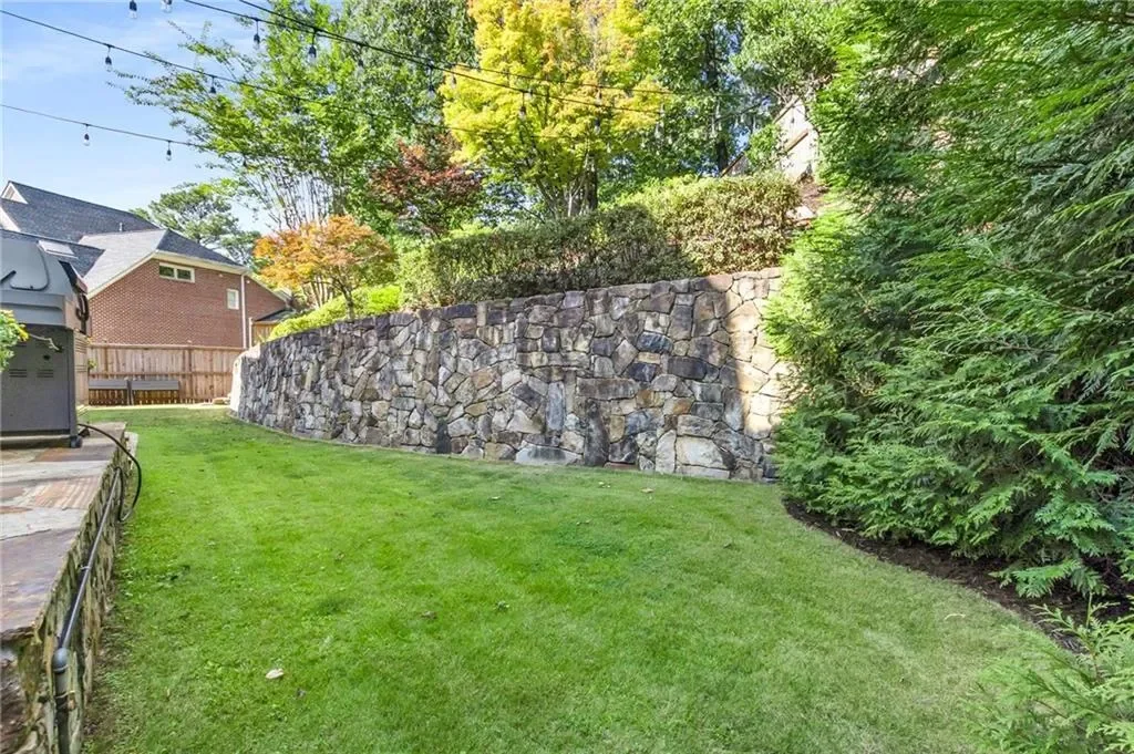 Exterior photo 5