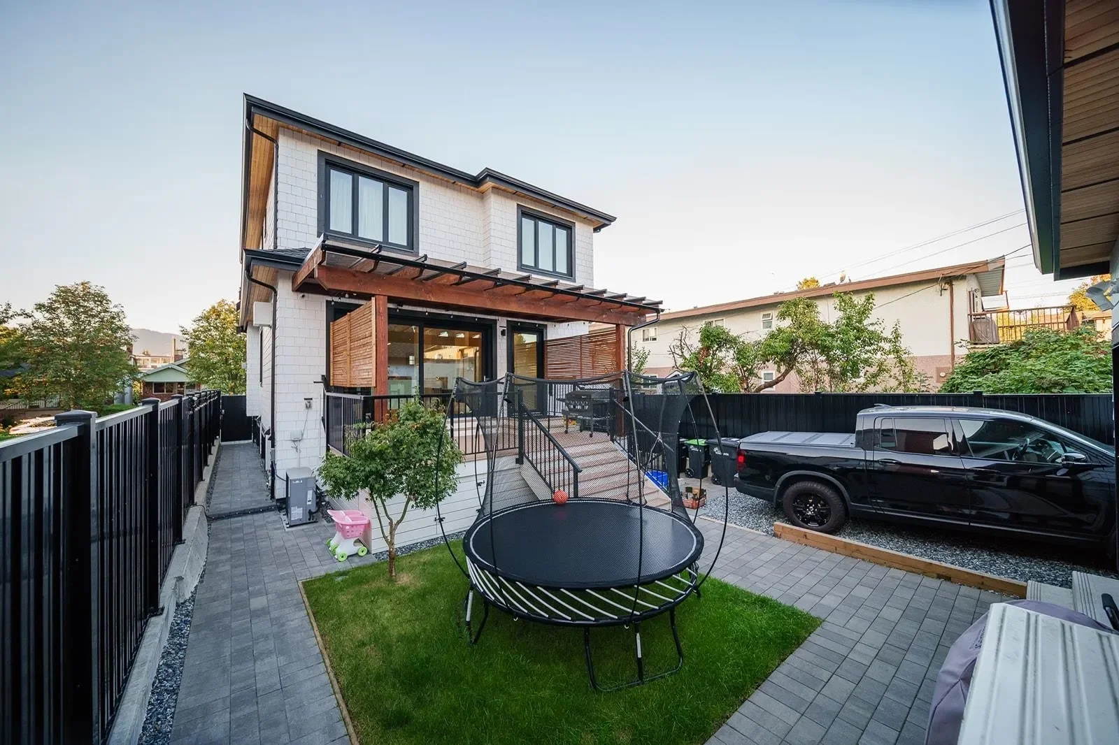Exterior photo 5