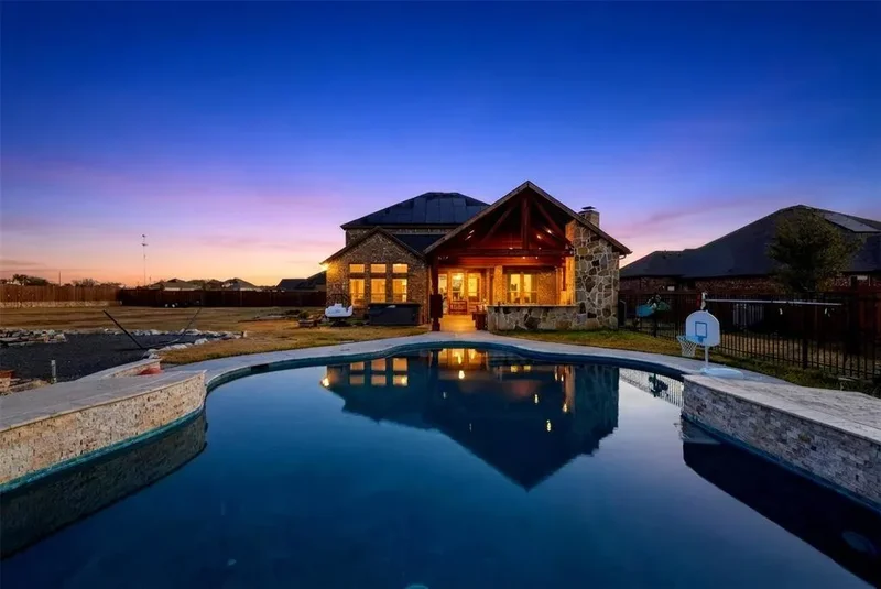 Single Family Residence in Midlothian