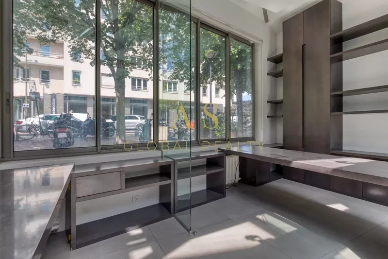 Suresnes, Île-de-France, France. - Photo 13