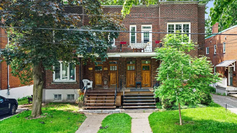 Charming and well-maintained duplex, ideally located