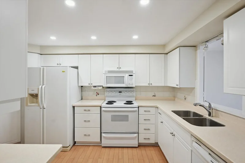 10 Tichester Rd  501, Toronto, ON M5P 3M4, Toronto, Ontario, Canada. - Photo 11