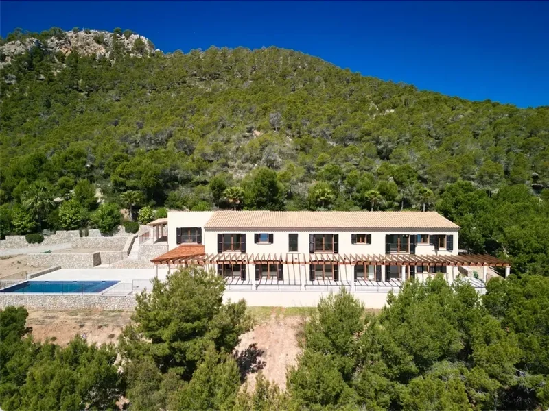 Impressive Chalet with Port Views and Mountainous Surroundings