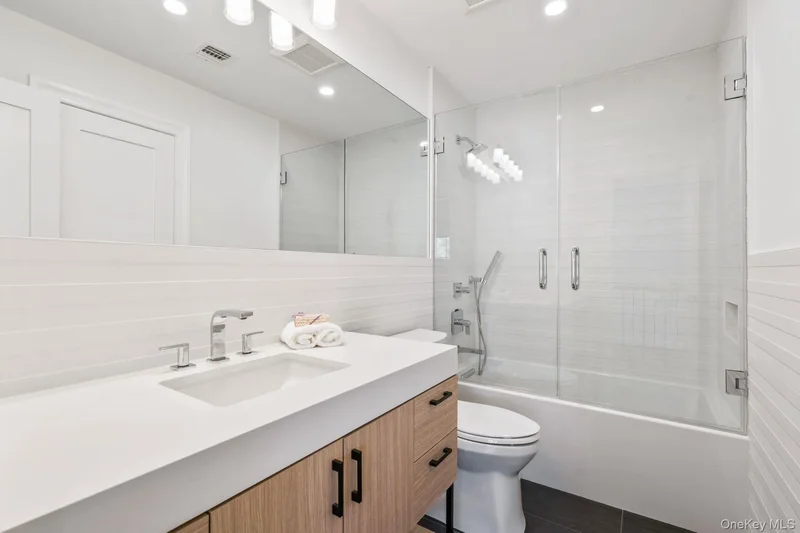 10 Threepence Drive, Melville, New York, United States. - Photo 28