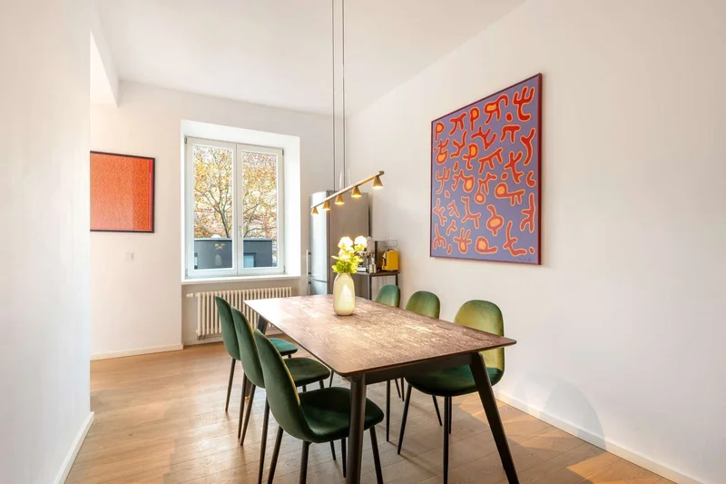 Urban retreat: charming 3-room apartment with eat-in kitchen in renovated old building