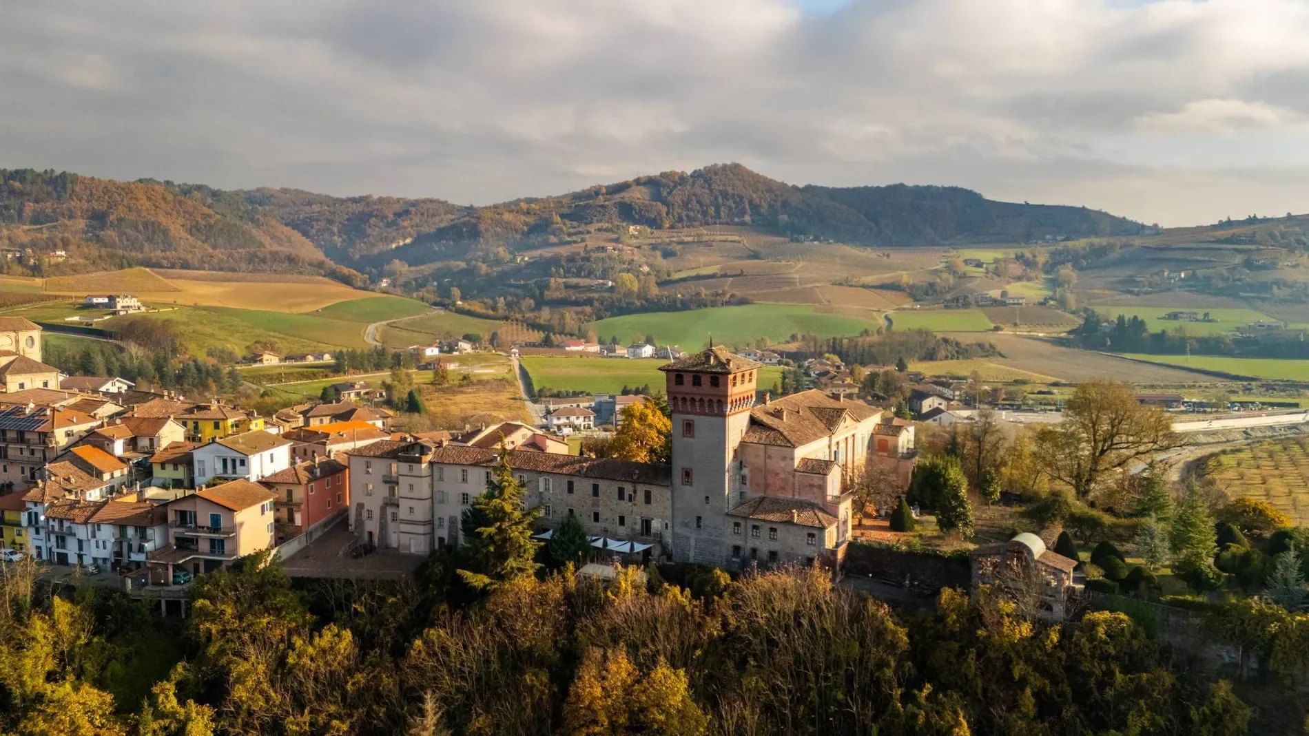 Piazza del castello 1, Bubbio, Piedmont, Italy. - Photo 3