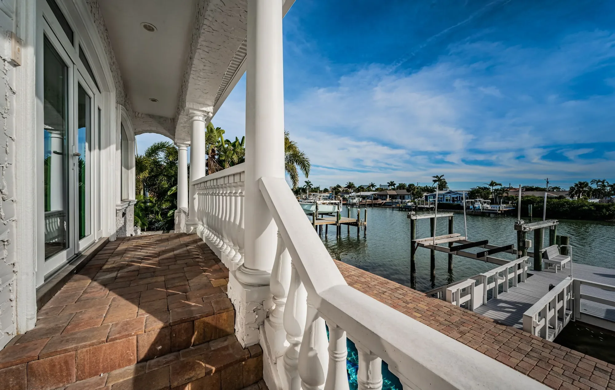 Exterior photo 5