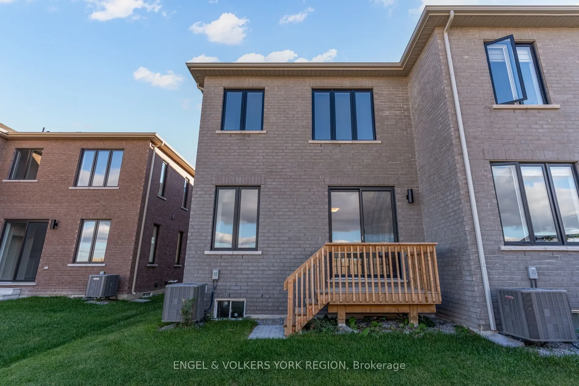 Exterior photo 4