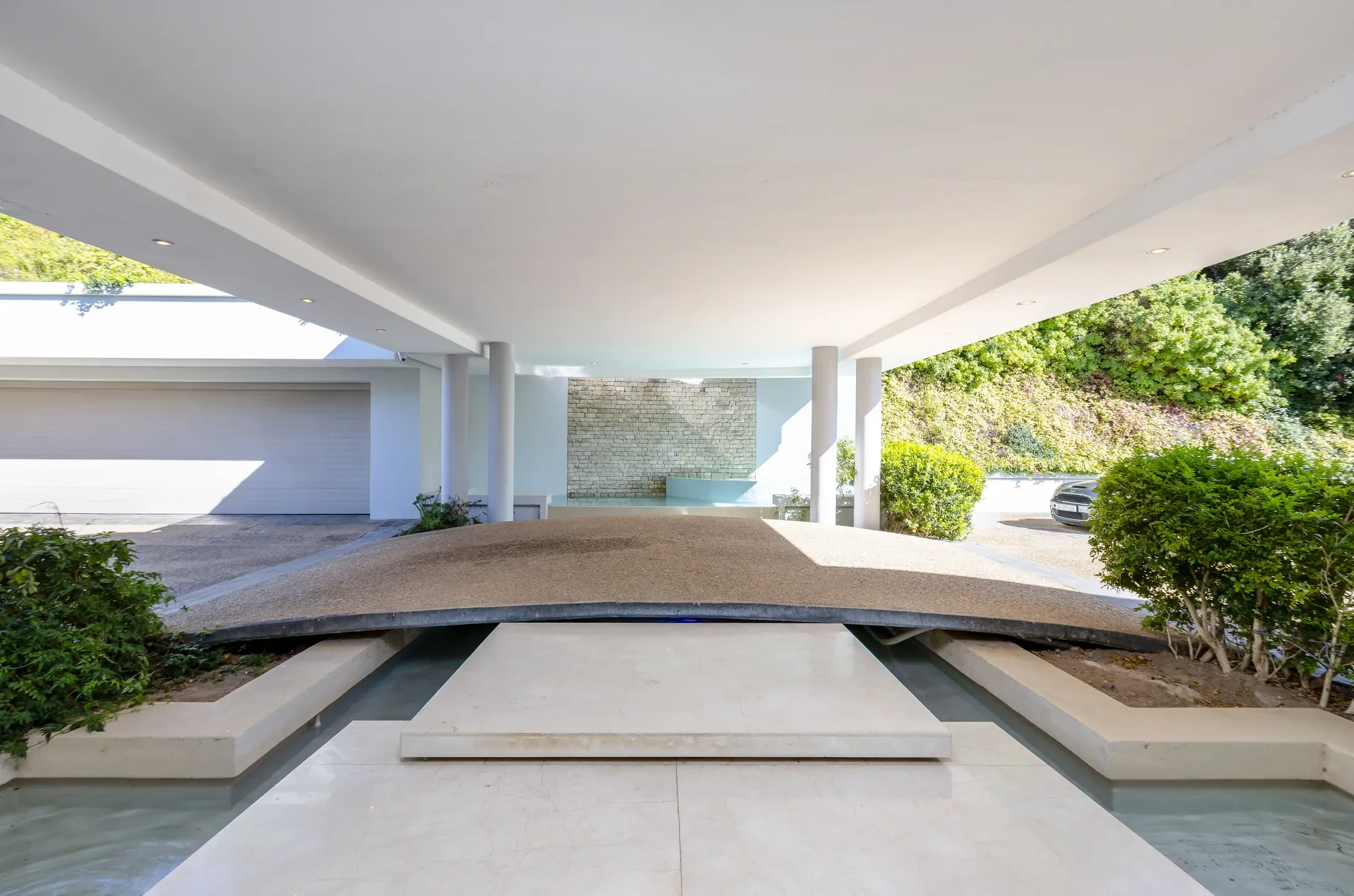 Exterior photo 4