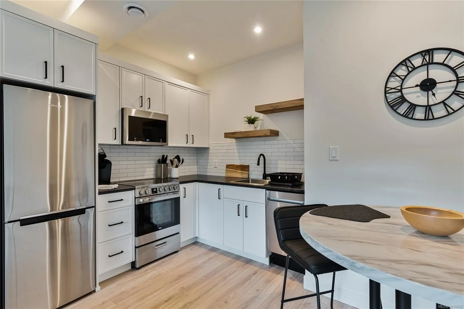 640 Medalist Ave, Colwood, British Columbia, Canada. - Photo 45