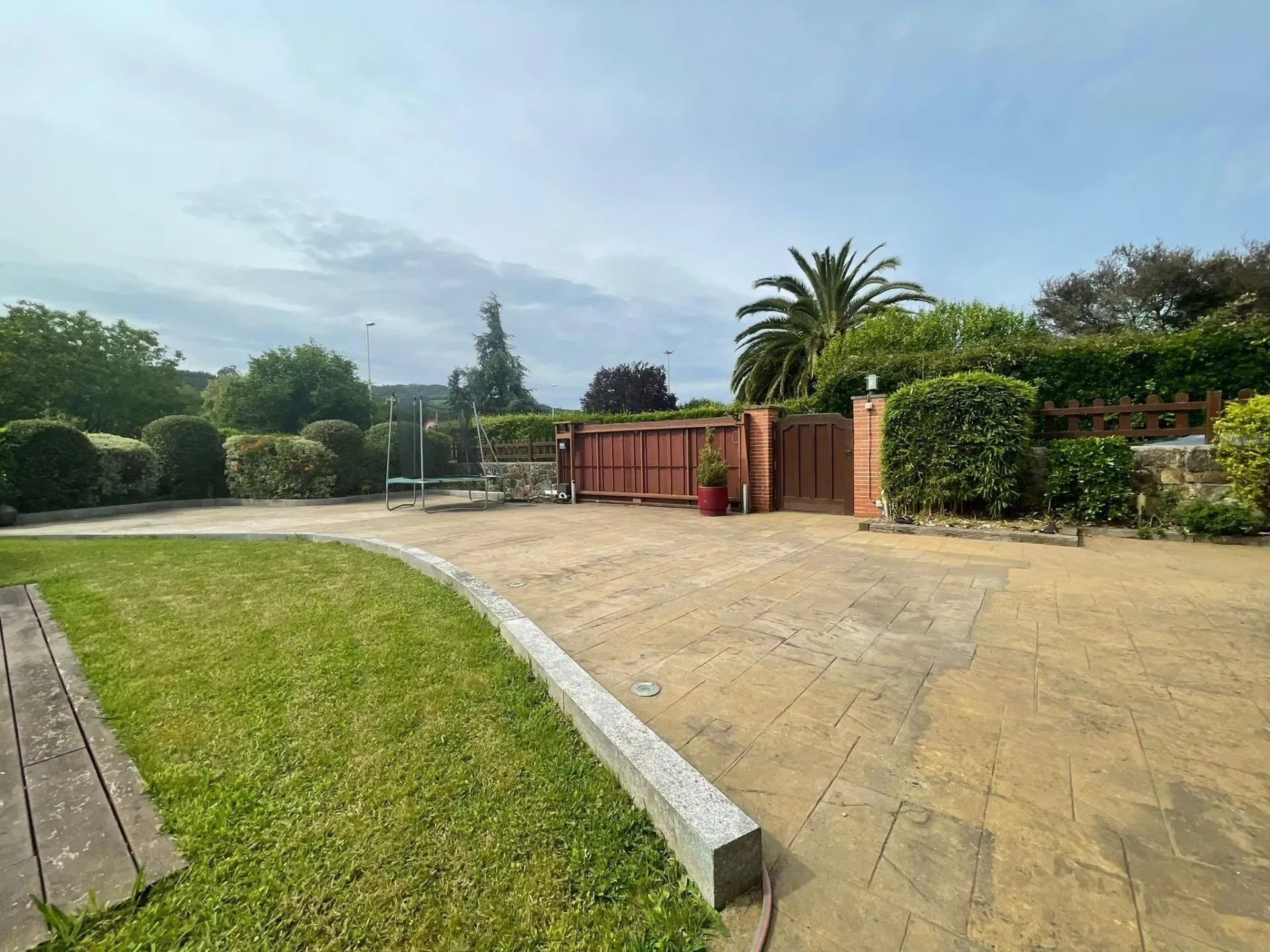 Exterior photo 4