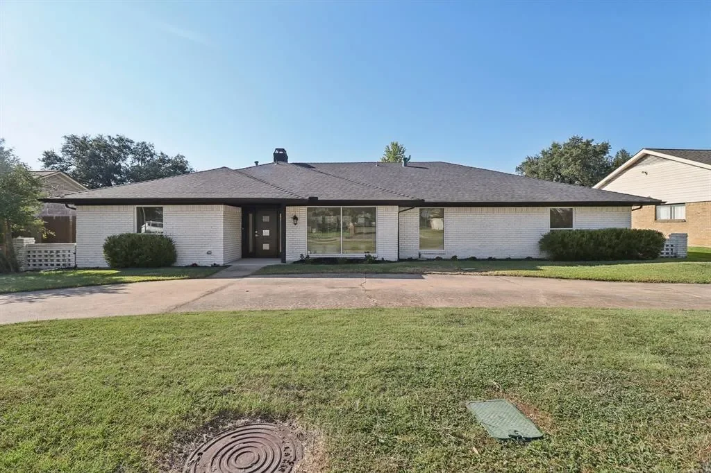 Exterior photo 4