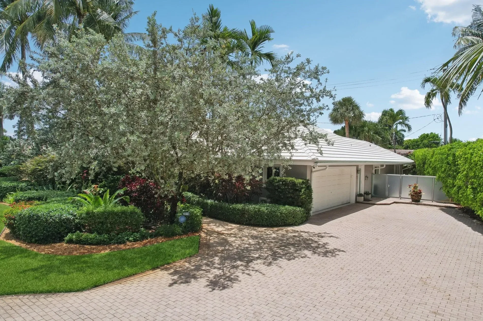 Exterior photo 1
