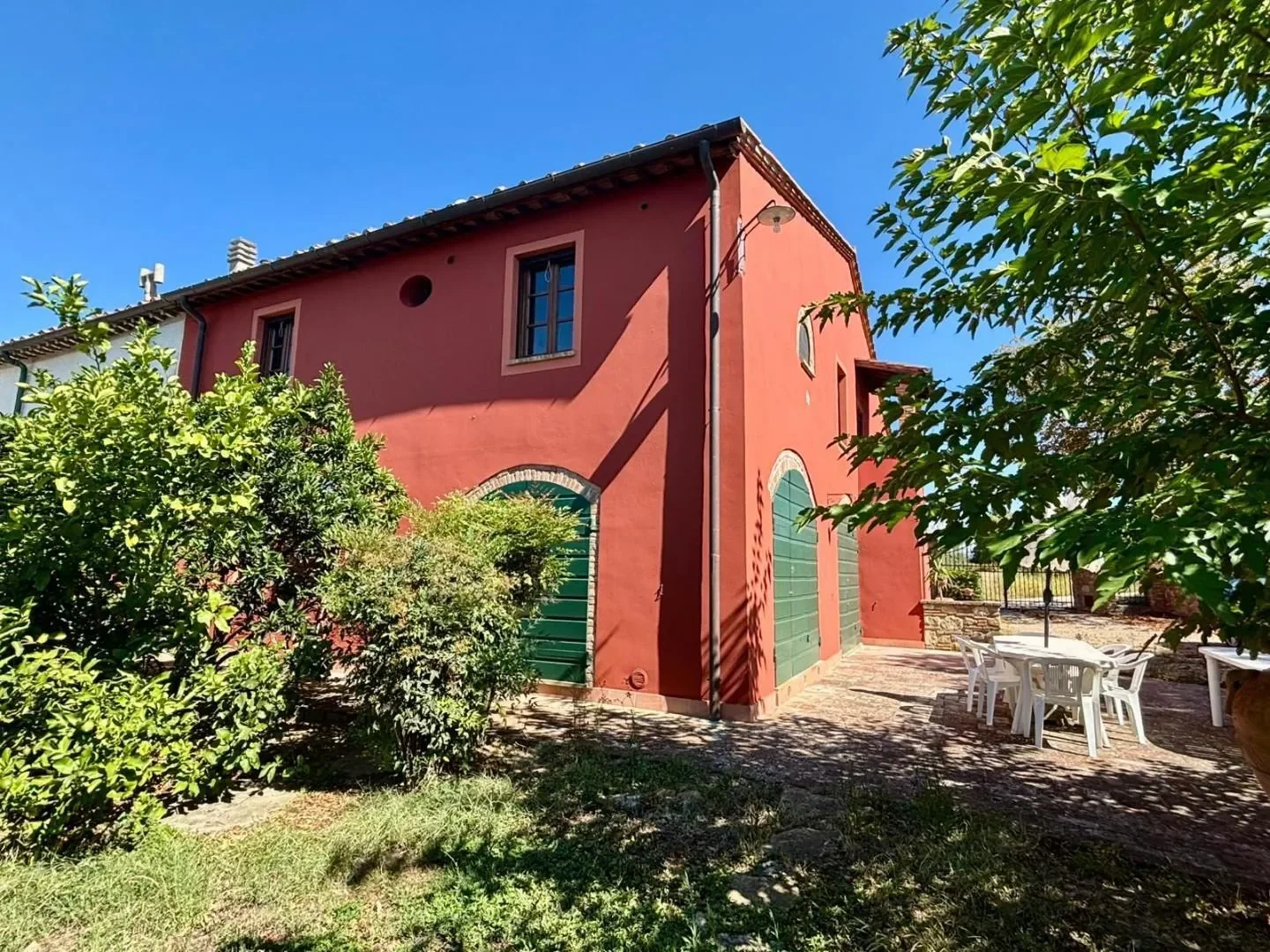 Exterior photo 6