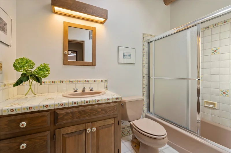 61 Calle Encanto, Santa Fe, NM 87506, Santa Fe, New Mexico, United States. - Photo 42