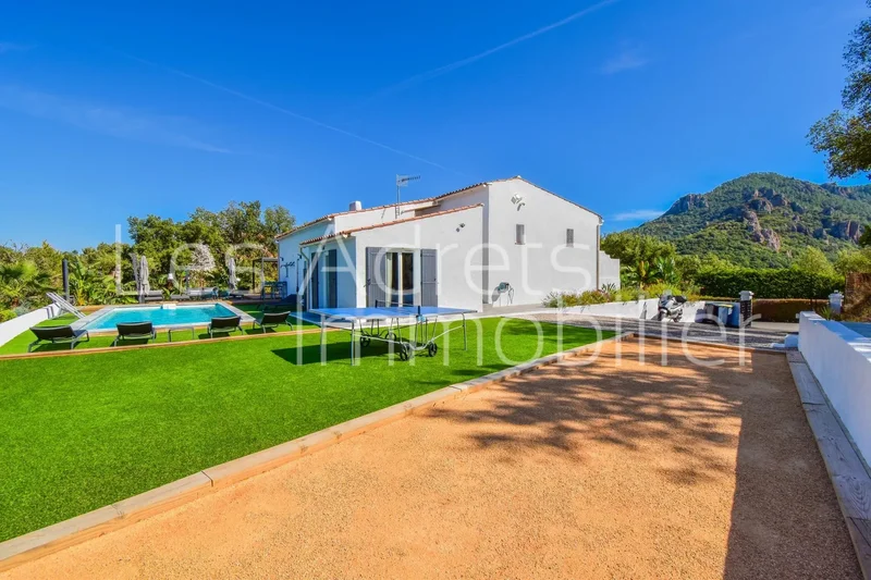 Exceptional view of the Estérel mountains in a secure setting