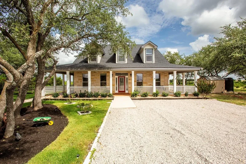 Single Family Residence in Leander
