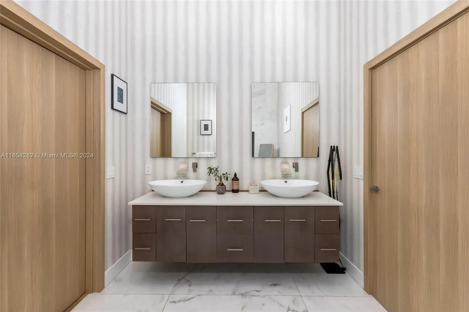 7960 Biscayne Point Cir, Miami Beach, Florida, United States. - Photo 7