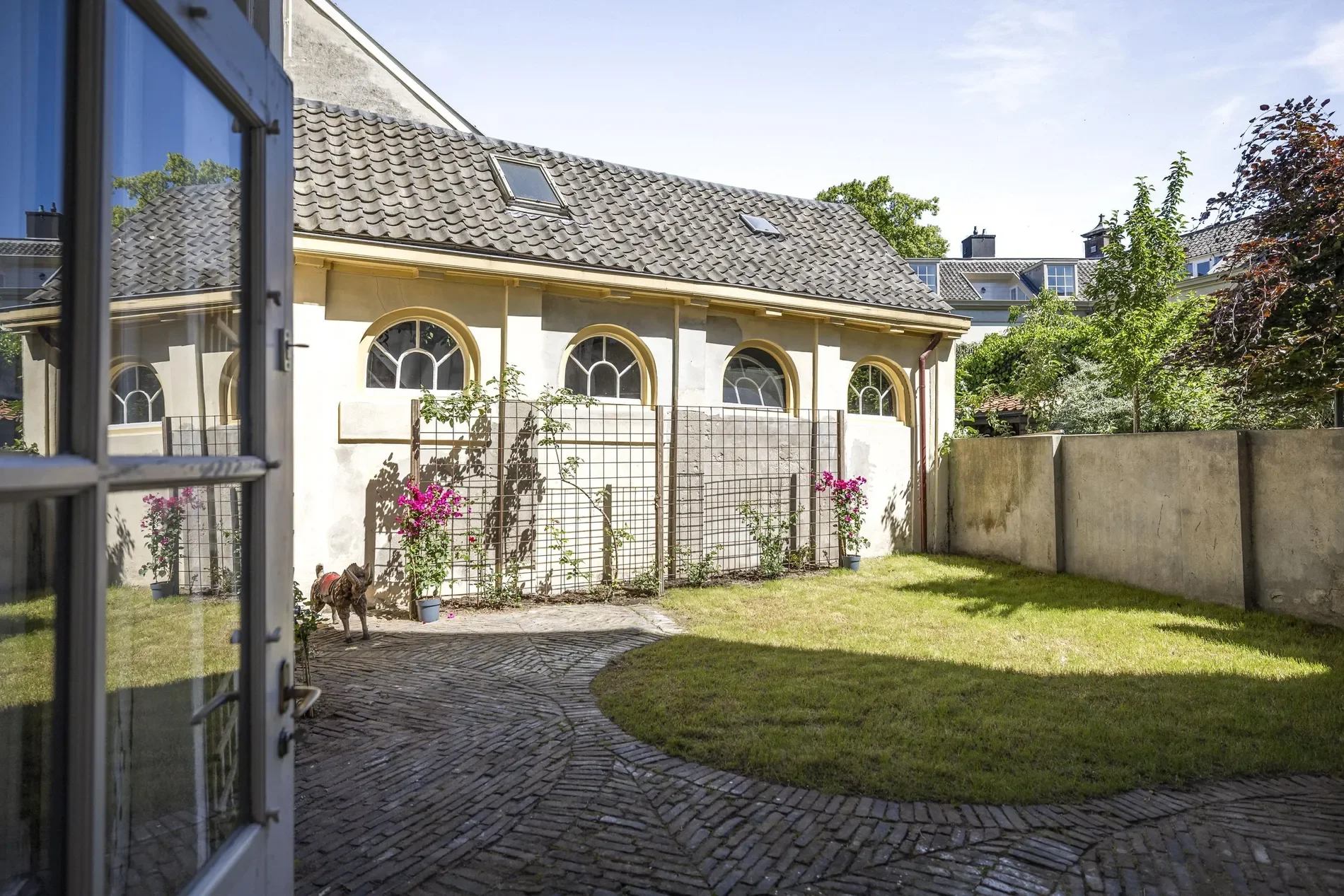 Exterior photo 4