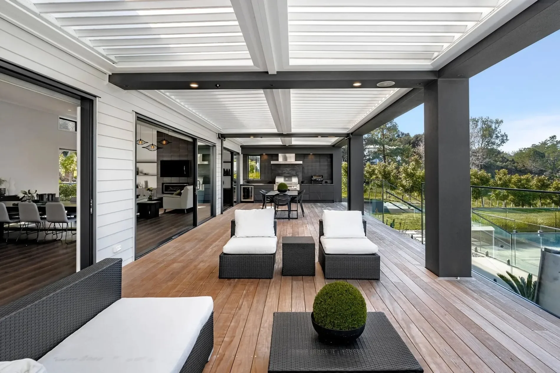 Exterior photo 6
