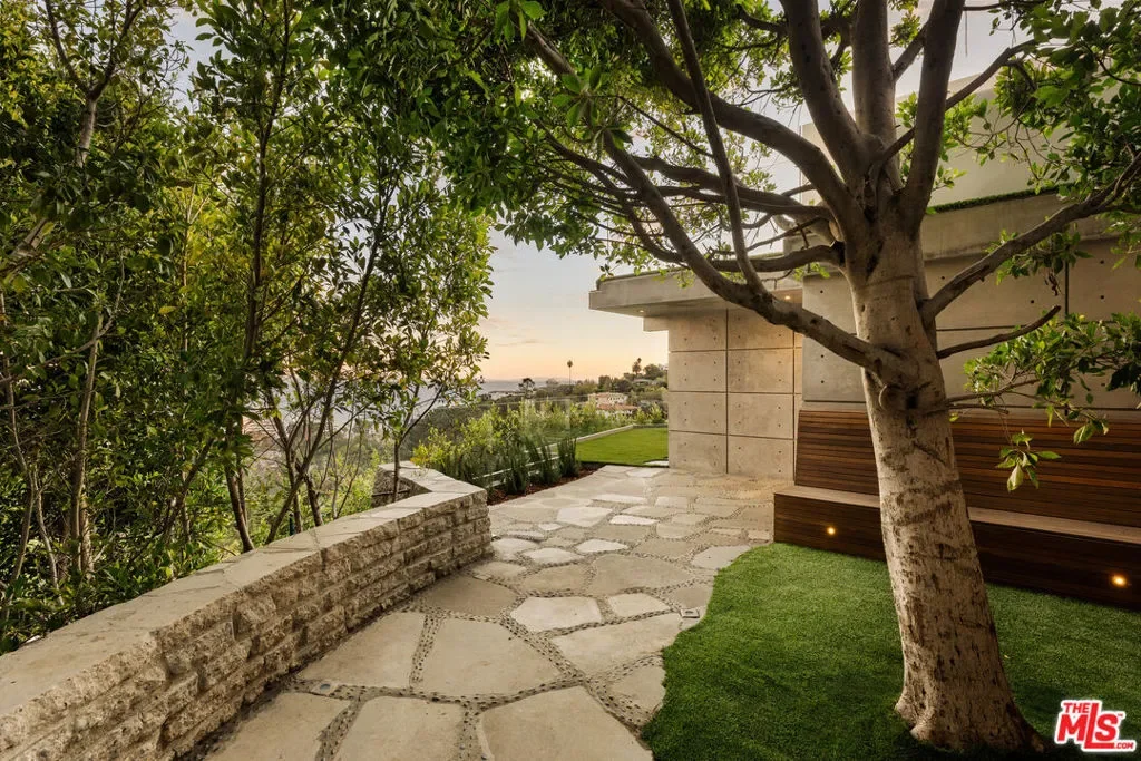 467 Paseo Miramar, Los Angeles, California, United States. - Photo 16