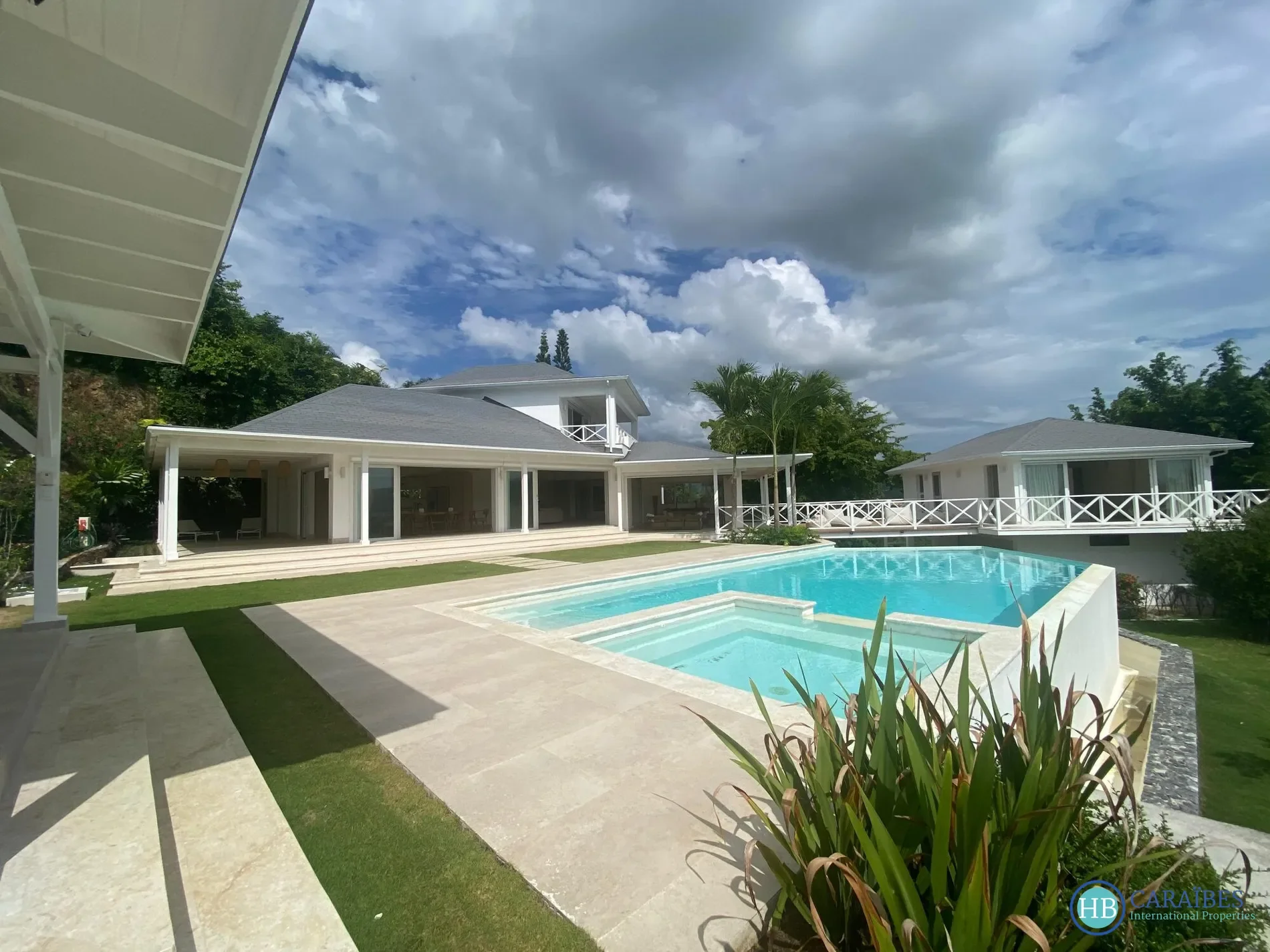 Exterior photo 4