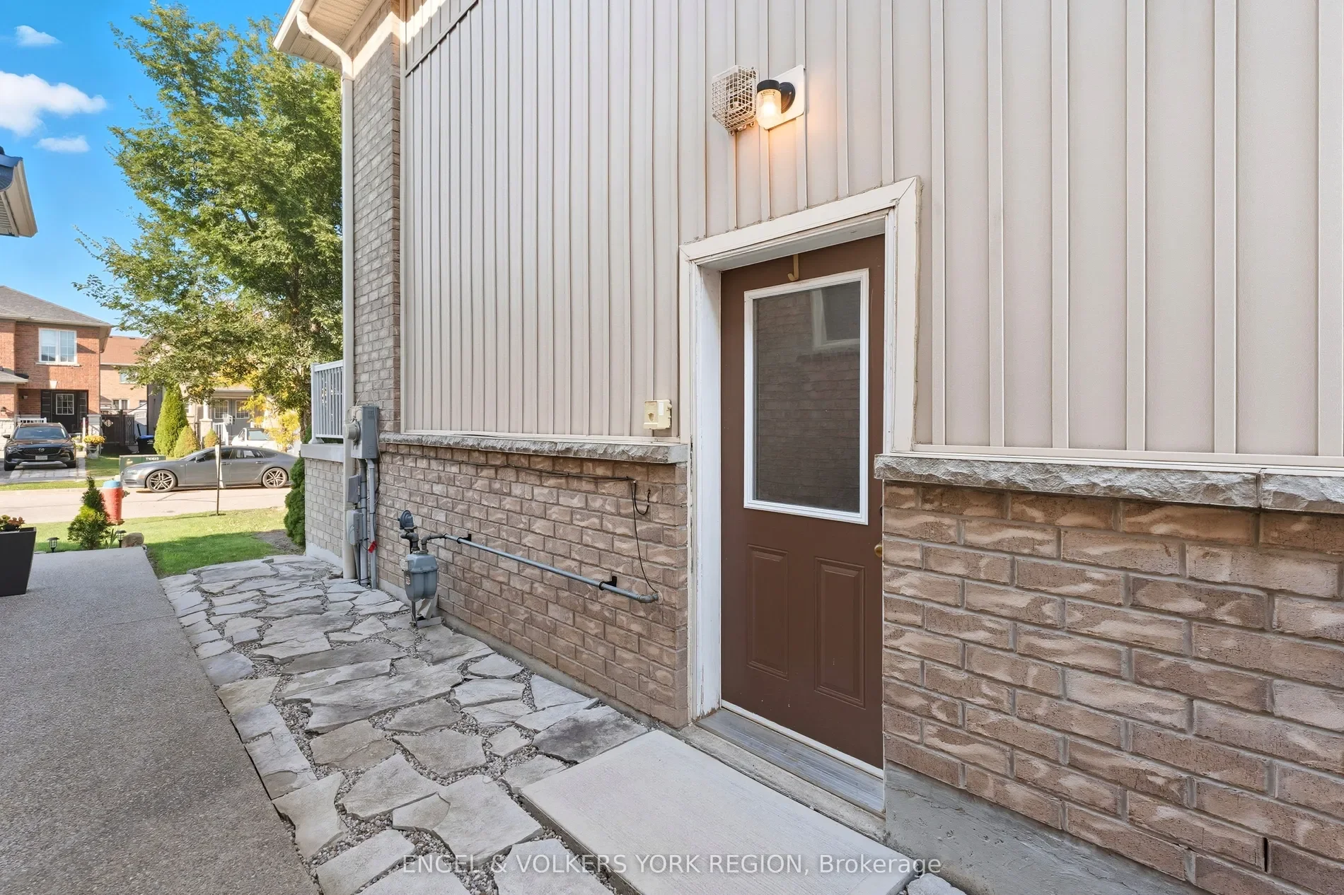Exterior photo 9