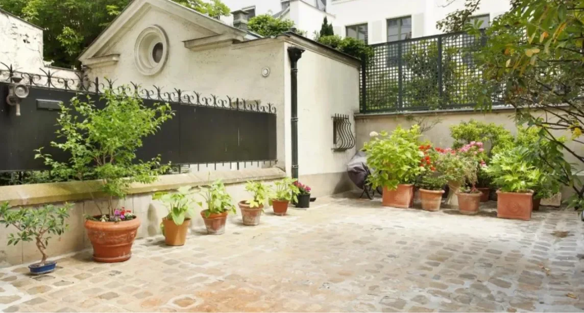 Exterior photo 2