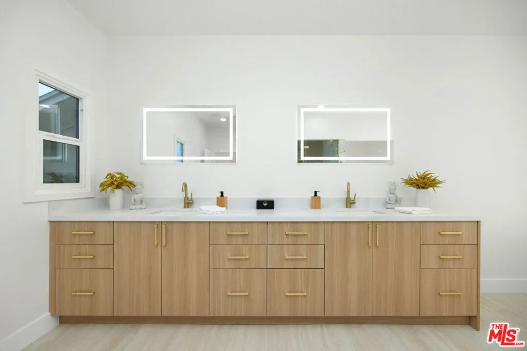 832 S Plymouth Boulevard, Los Angeles, California, United States. - Photo 15