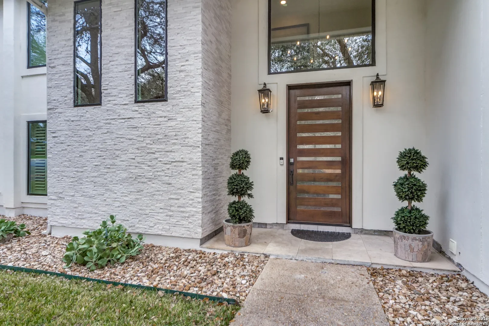 Exterior photo 3