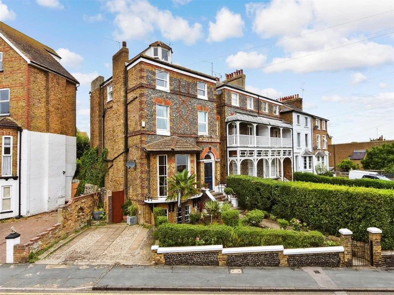 7 bedroom Link Detached House for sale in Broadstairs