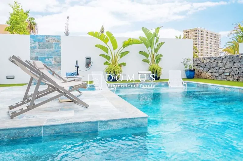 Stunning villa with swimming pool near the sea