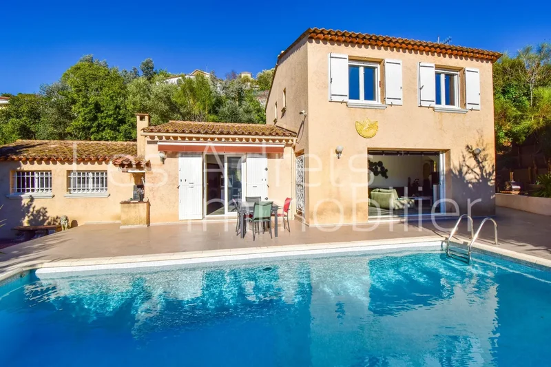 Renovated house with views of the Estérel mountains