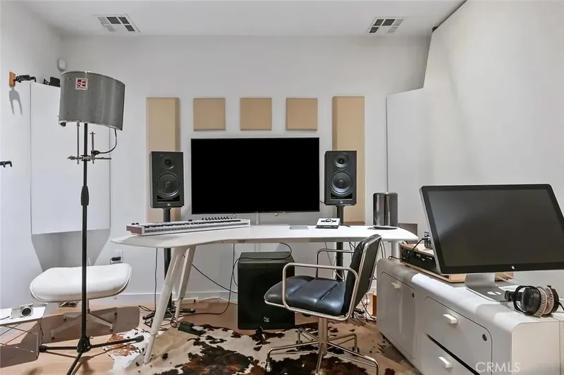 6736 W Hepburn Way, Los Angeles, California, United States. - Photo 27