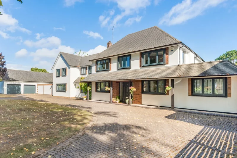 A substantial luxury home with a wealth of stylishly appointed accomodation