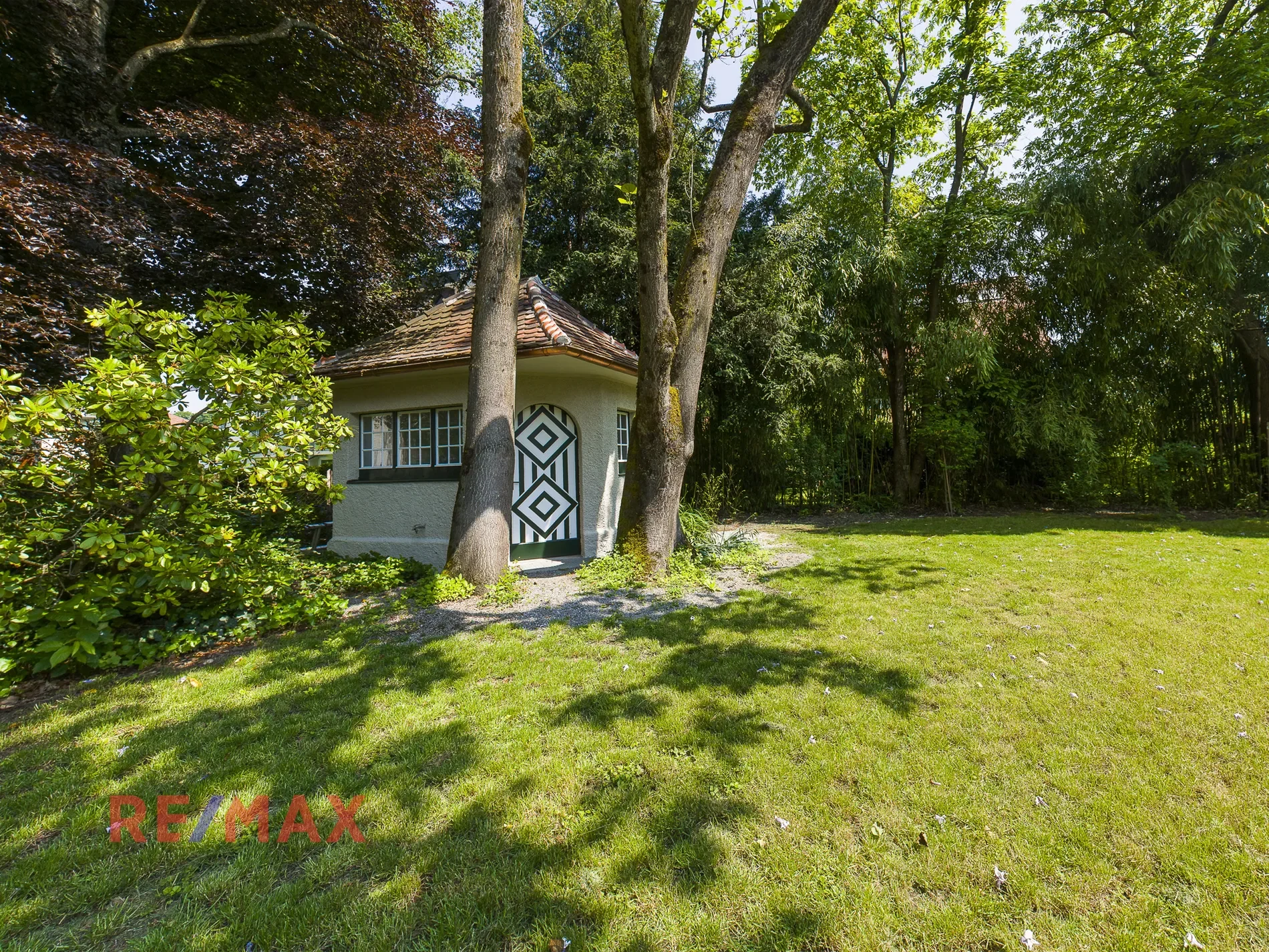 Exterior photo 4