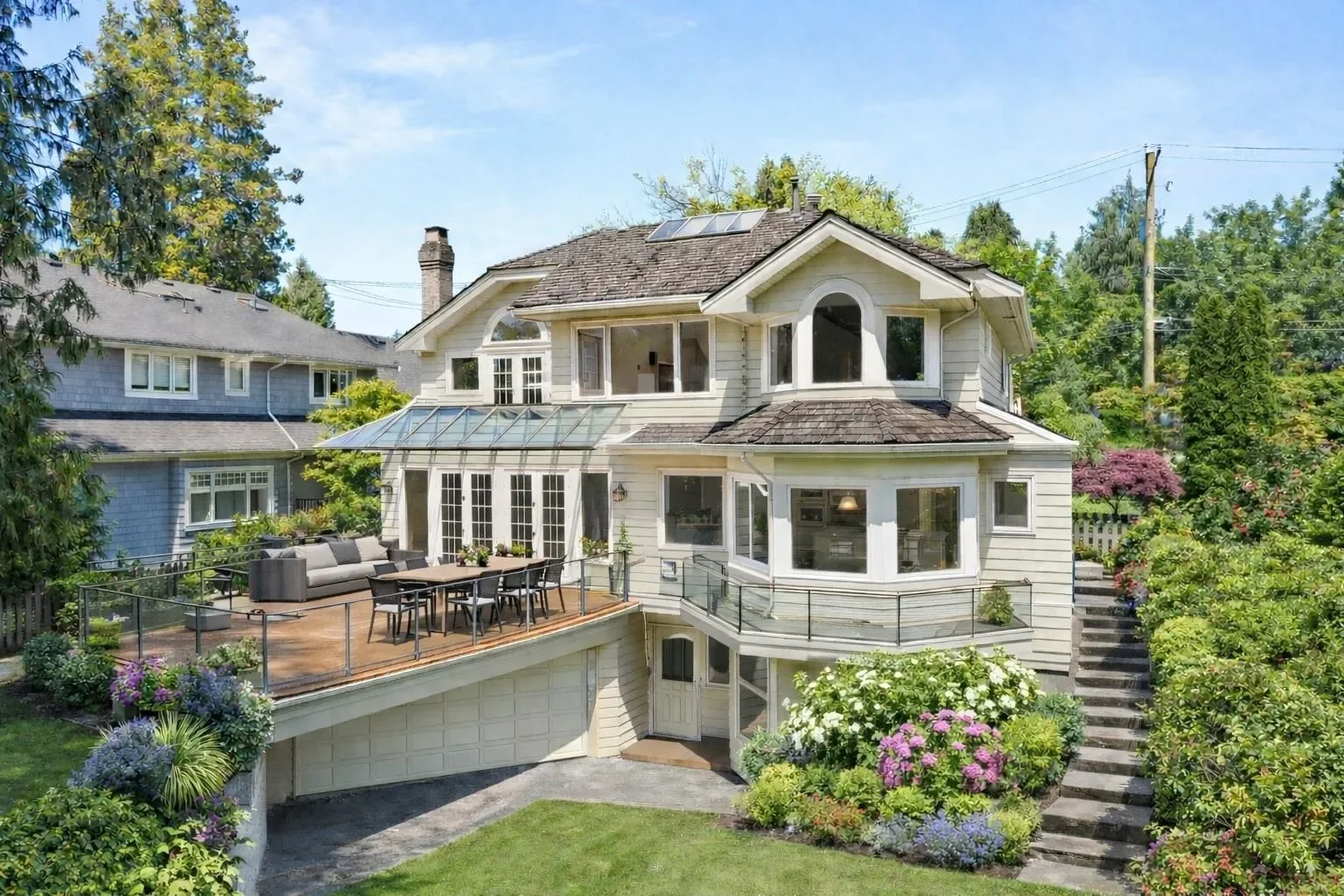 Exterior photo 2