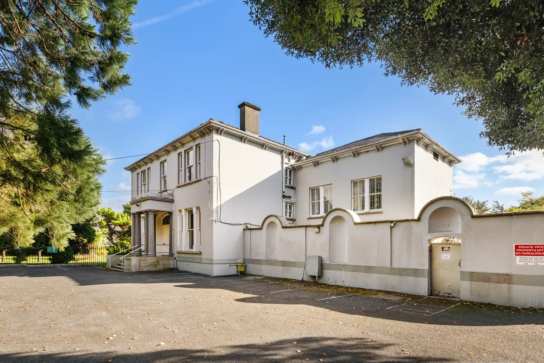 Exterior photo 7