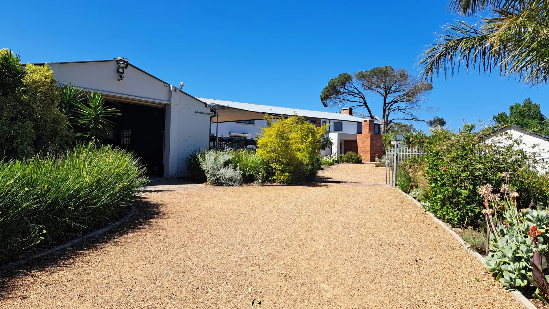 Exterior photo 7