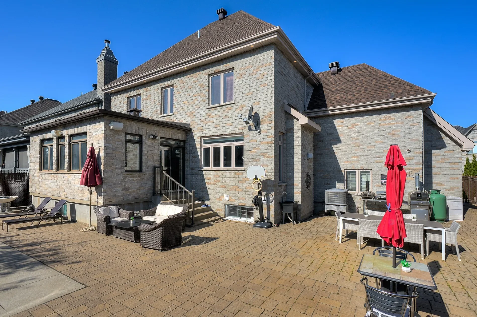 Exterior photo 4