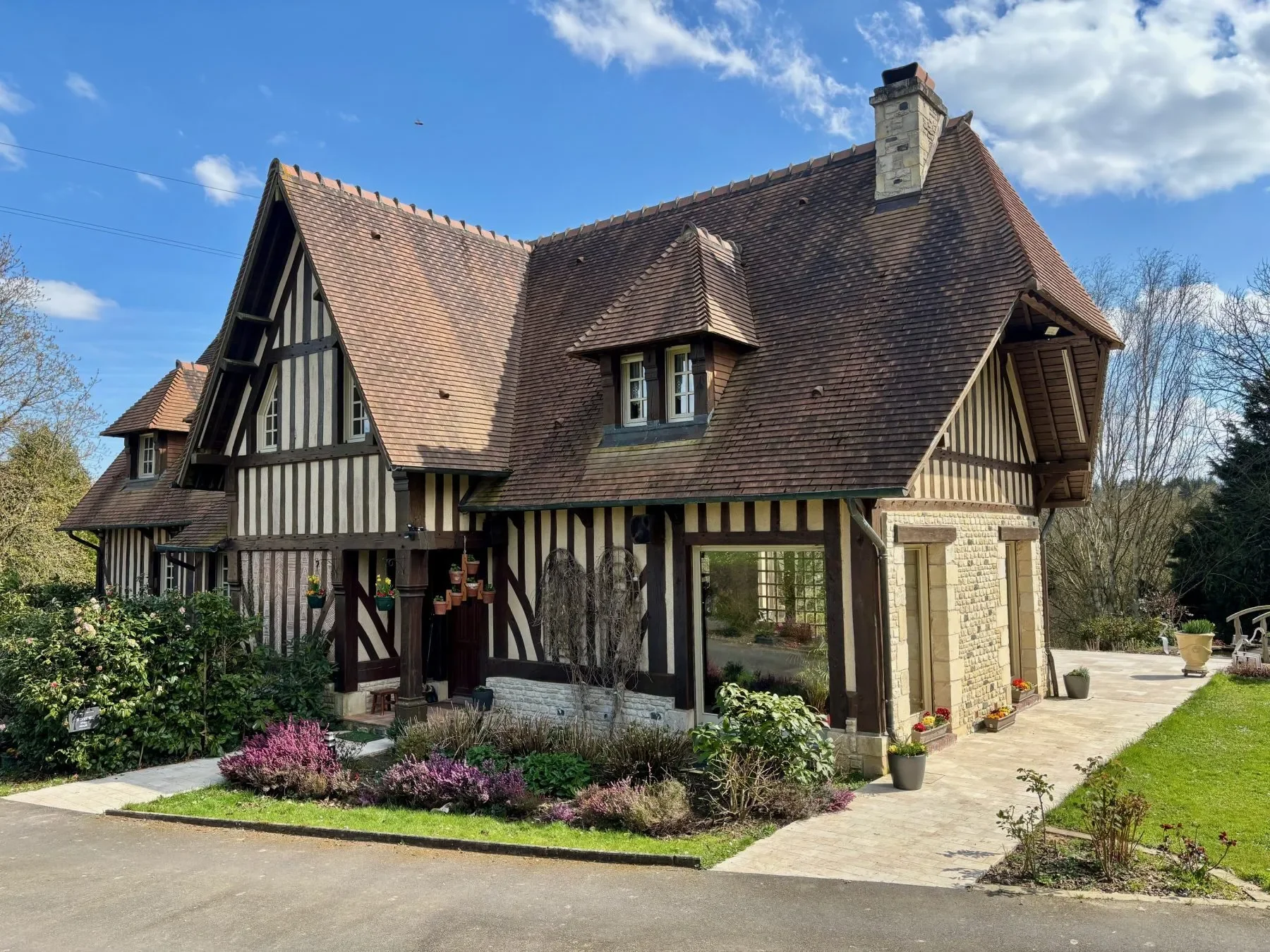 Exterior photo 2