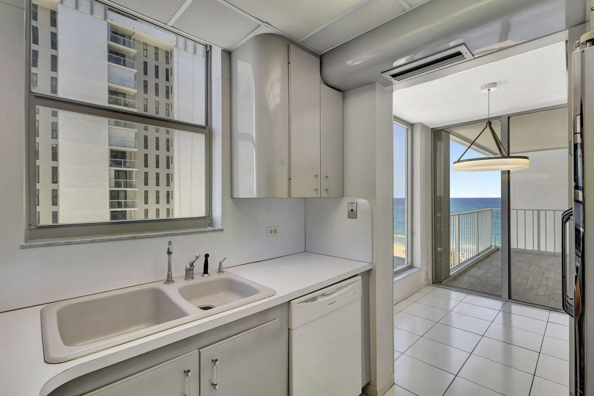 1010 S Ocean Boulevard, Hillsboro Beach, Florida, United States. - Photo 21