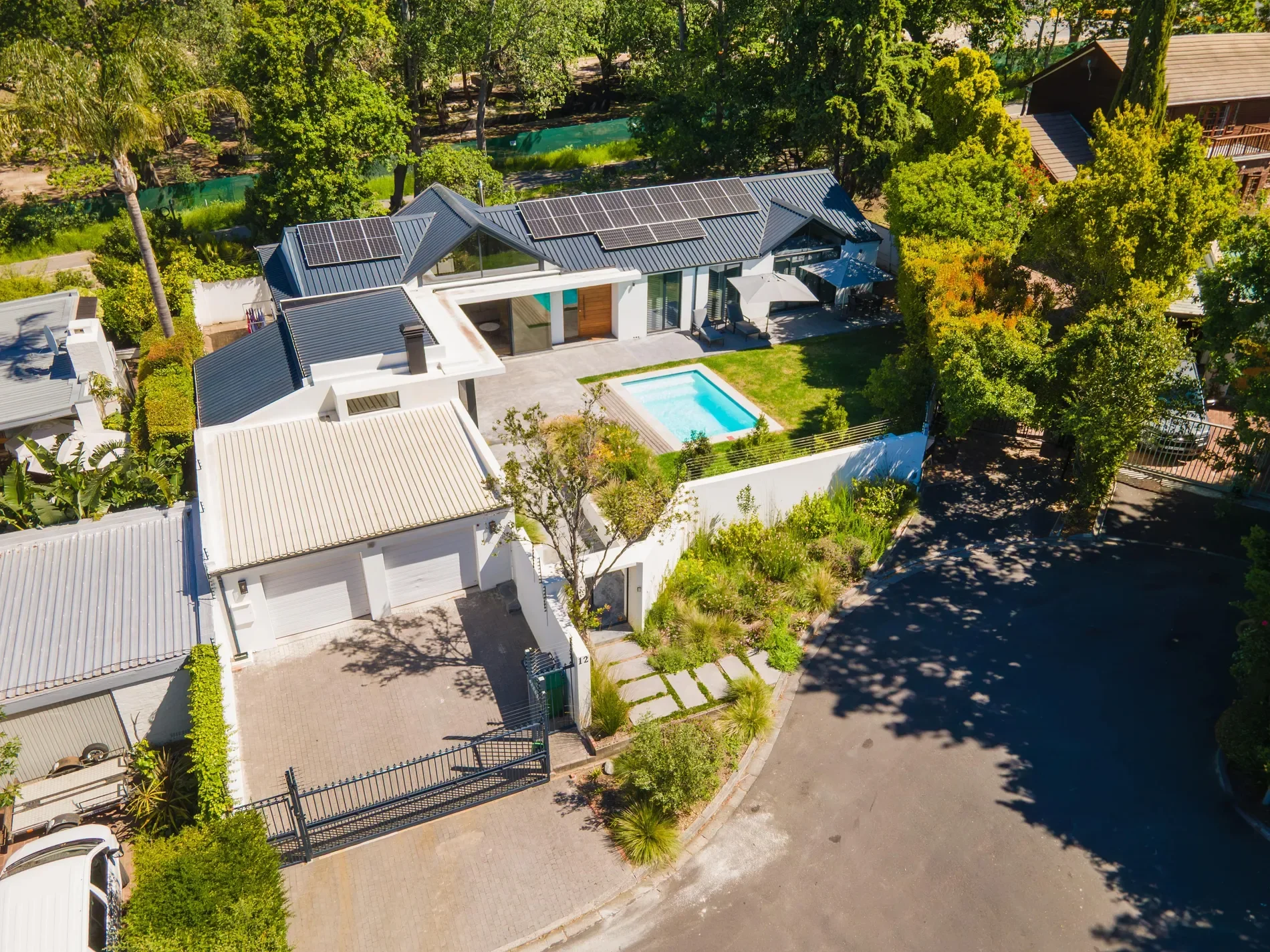 Exterior photo 5