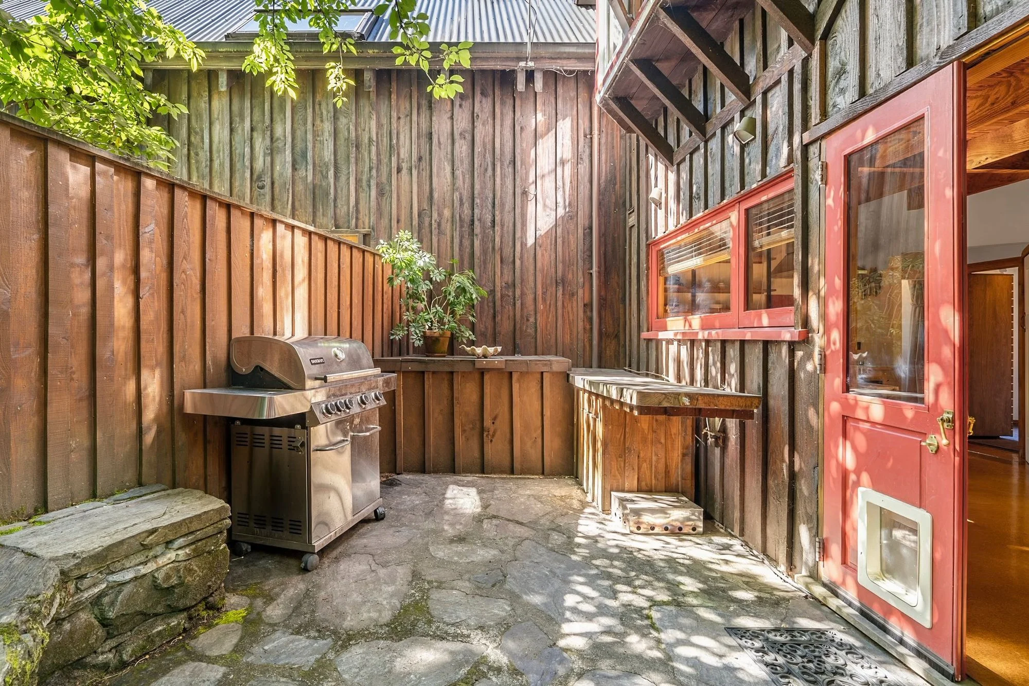 Exterior photo 2