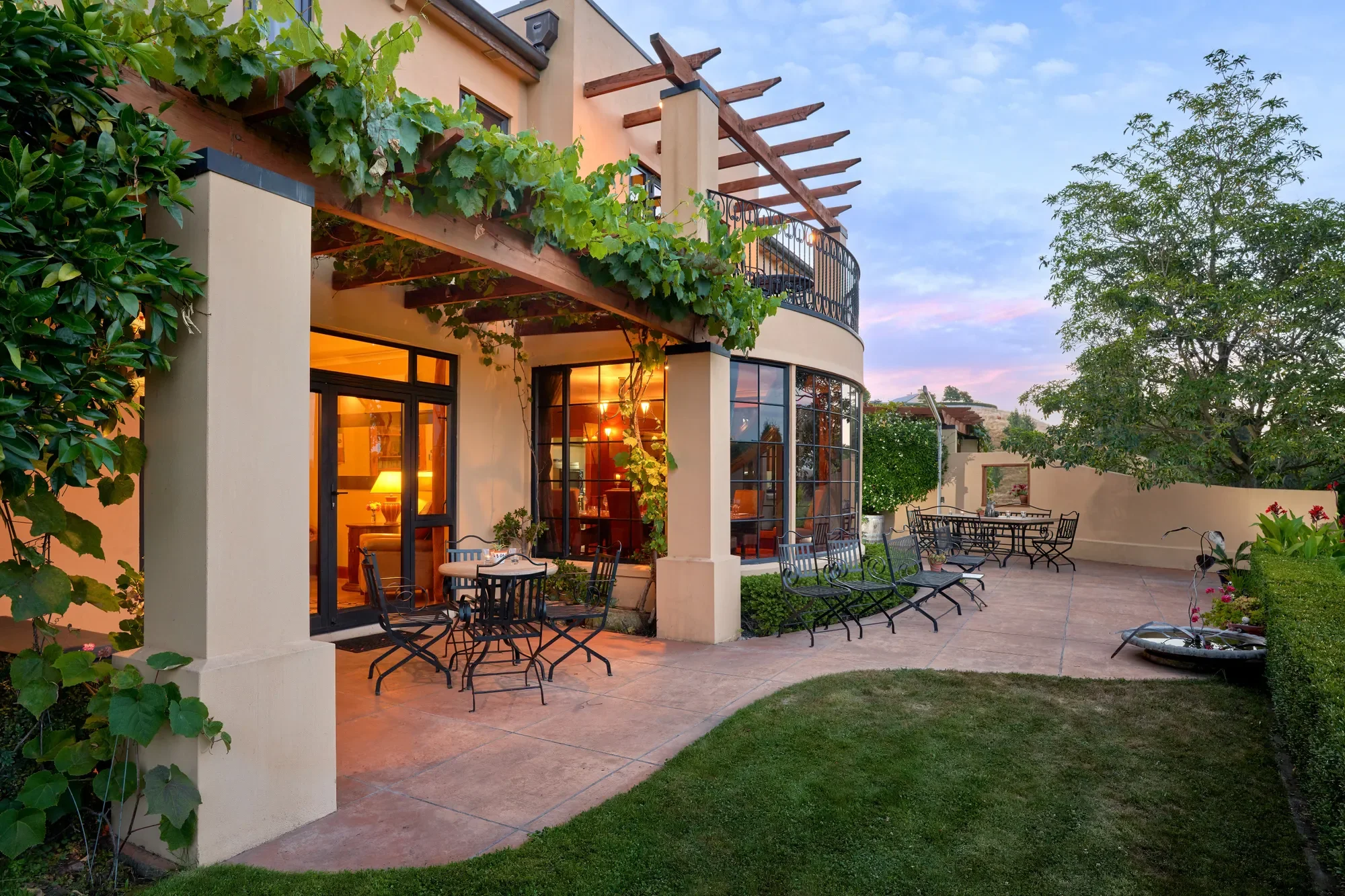 Exterior photo 2