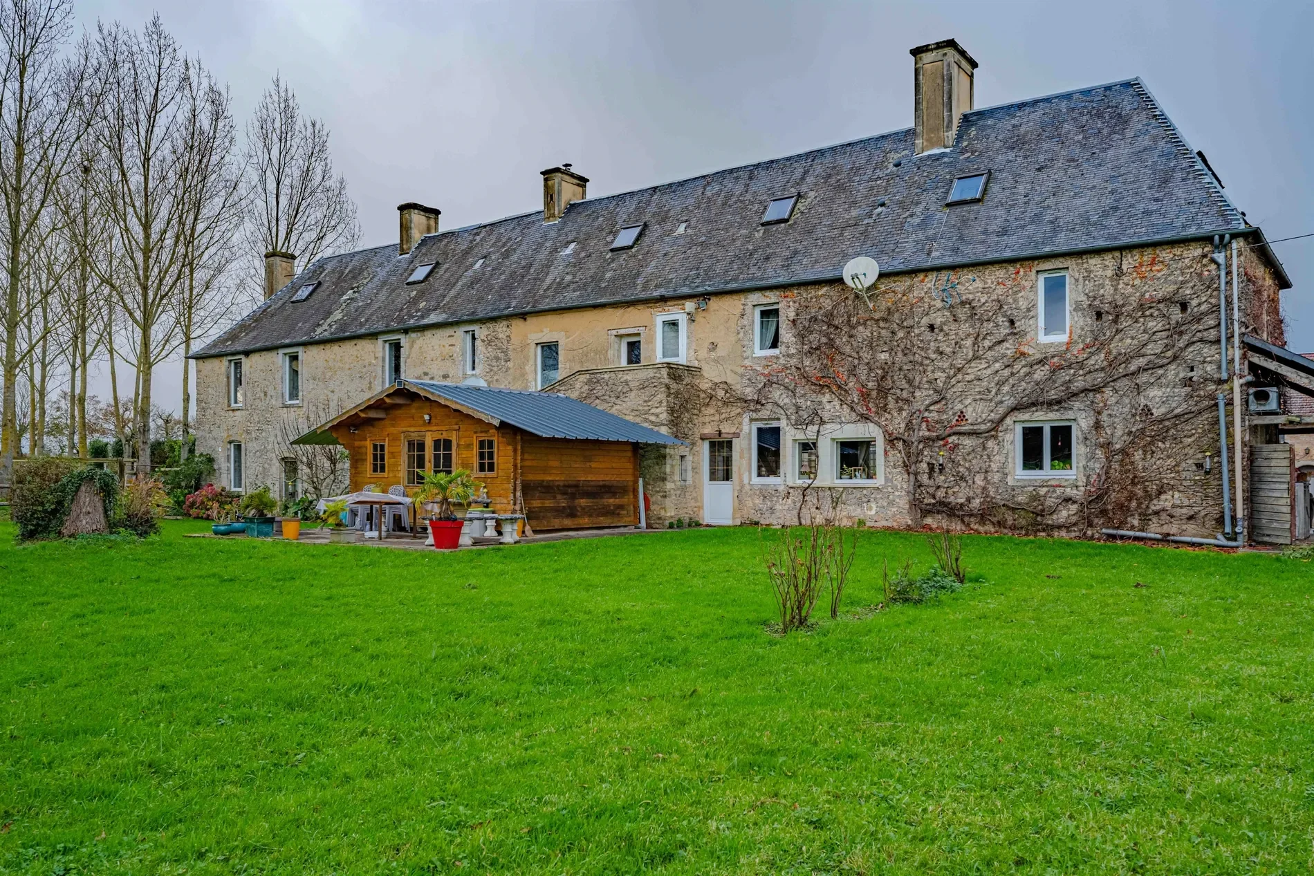 Exterior photo 3