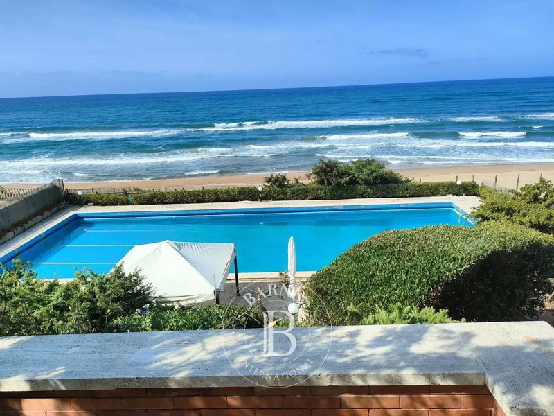 Prestigious Seafront Villa With Swimming Pool
