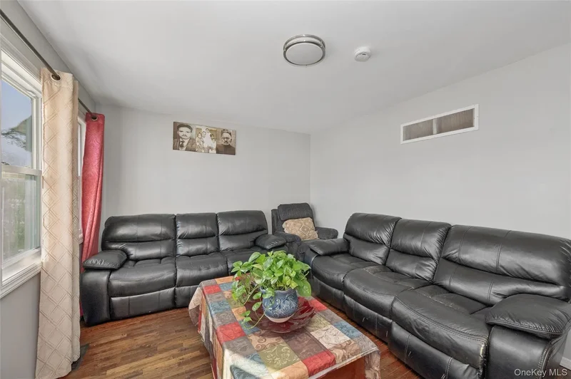 31 21st Avenue, Bay Shore, New York, United States. - Photo 5