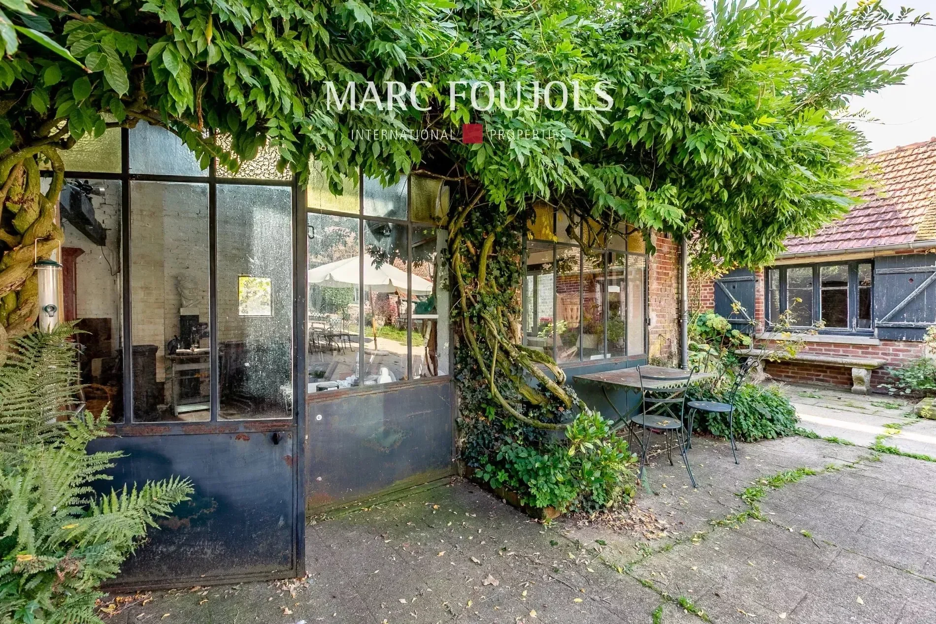Exterior photo 1